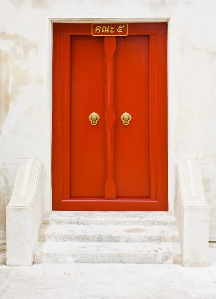 A porta de madeira vermelha do templo tailandês com estilo chinês bater porta — Fotografia de Stock