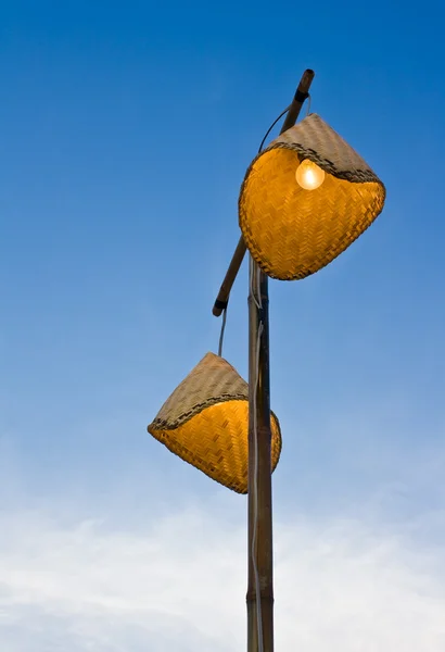 Gatan lampa tillverkad form lergods ångbåt i blå himmel — Stockfoto