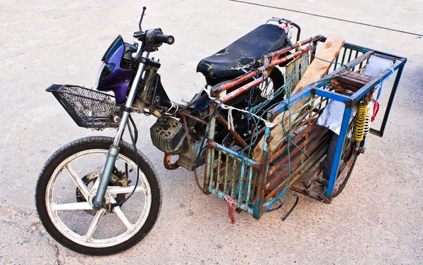 Stary motocykl z przyczepą — Zdjęcie stockowe