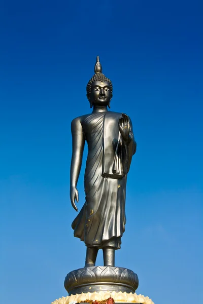 Życie w stylu posąg Buddy w błękitne niebo — Zdjęcie stockowe