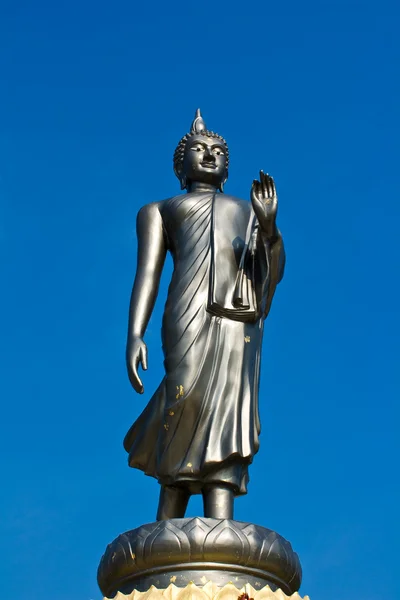 Leven stijl Boeddhabeeld in blauwe hemel — Stockfoto