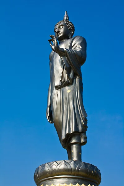 Životní styl socha Buddhy v modré obloze — Stock fotografie