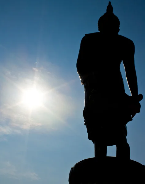 Silhouet van Boeddha beeld tegen de zon met blauwe hemel — Stockfoto