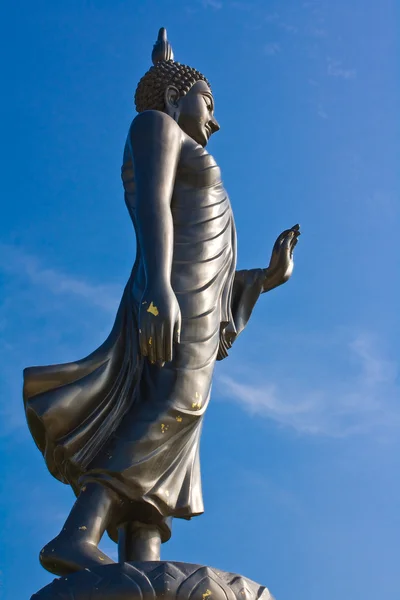 Životní styl socha Buddhy v modré obloze — Stock fotografie