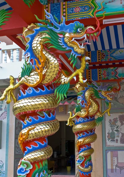 Coloridas estatuas de dragón —  Fotos de Stock