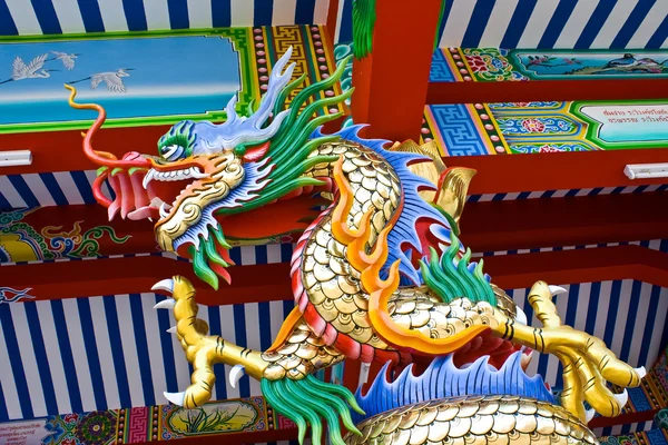 Colorful dragon statues — Stockfoto