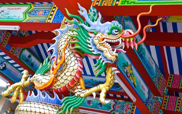 Färgglada dragon statyer — Stockfoto