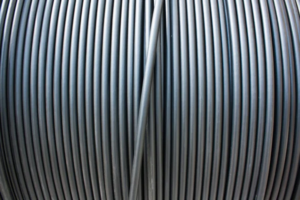 Detail černého elektrický kabel vertikální na cívce. Stock Snímky