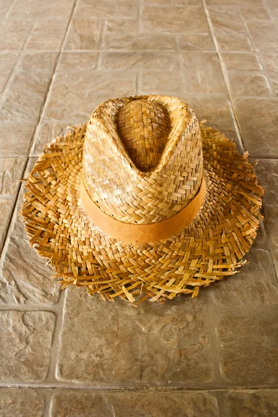 Chapéu de palha de verão no chão — Fotografia de Stock