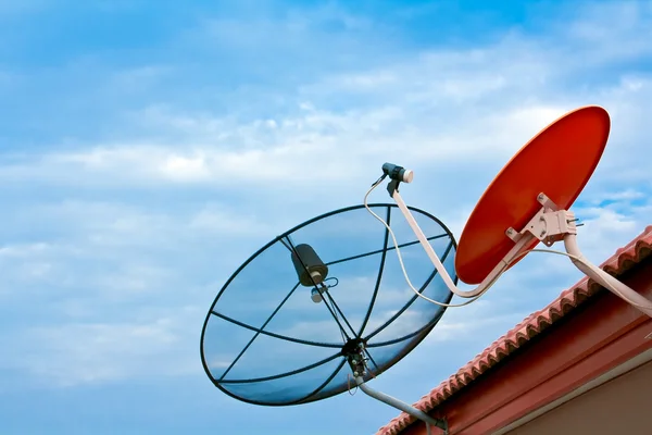 Antena parabólica e poste de eletricidade no céu da manhã — Fotografia de Stock