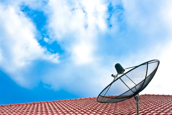 Спутниковая антенна и электрический столб в утреннем небе — стоковое фото