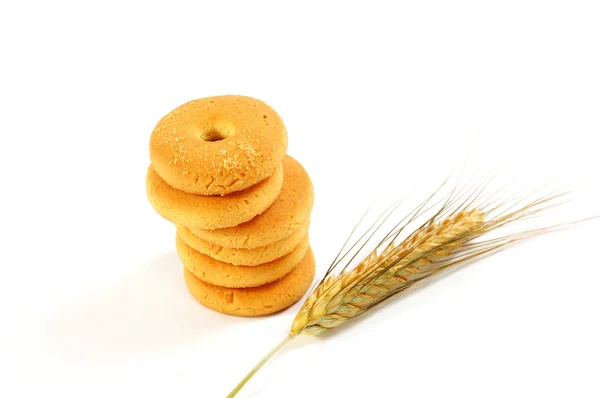 Colonna di biscotti e orecchio su sfondo bianco — Foto Stock