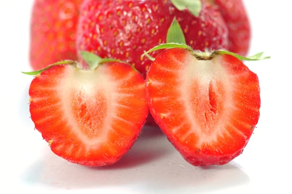 Nahaufnahme einer halben Erdbeere — Stockfoto