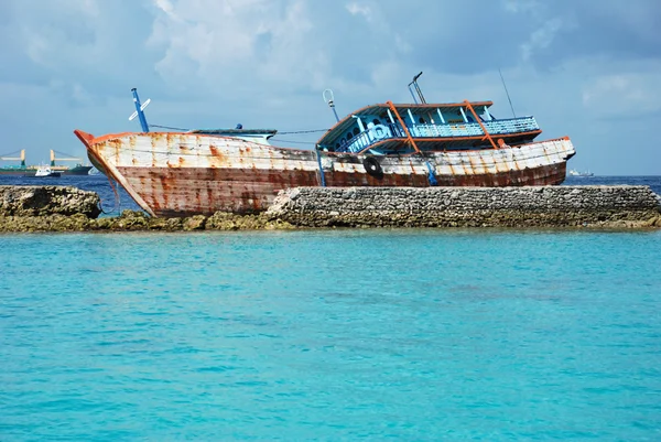 Човен на греблі чоловічого острів — стокове фото