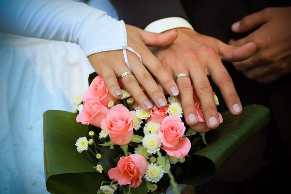 팔에 결혼 반지 — 스톡 사진