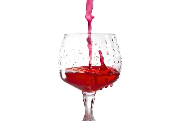 Красное вино, наливаемое в бокал — стоковое фото