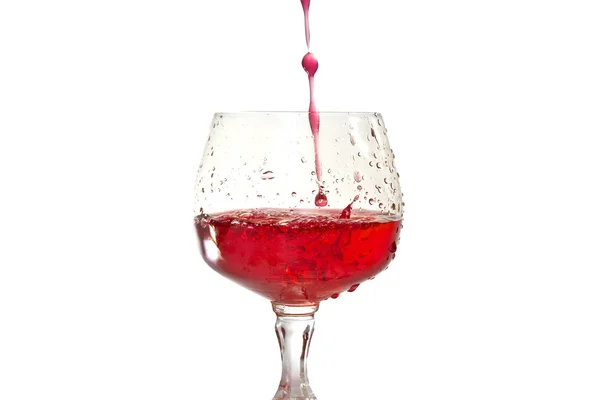 Vinho tinto derramando em copo de vinho — Fotografia de Stock