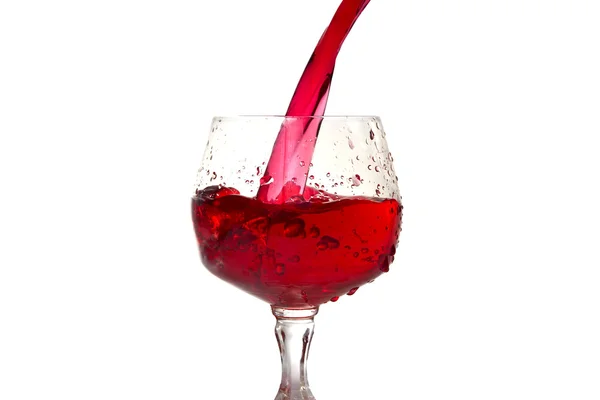 Vino rosso versando nel bicchiere di vino — Foto Stock