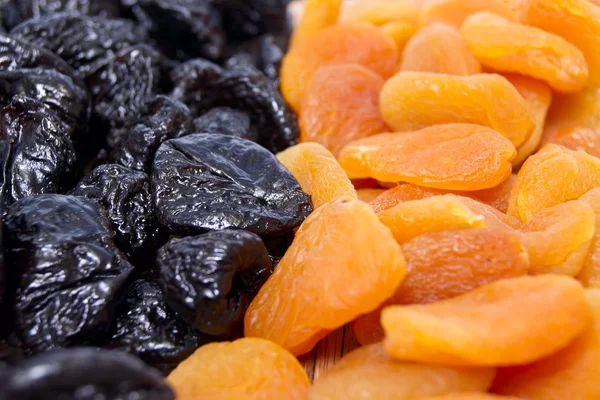 Pozadí z sušené meruňky a švestky — Stock fotografie