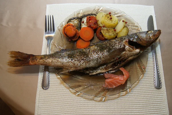 Рыба с овощами . — стоковое фото