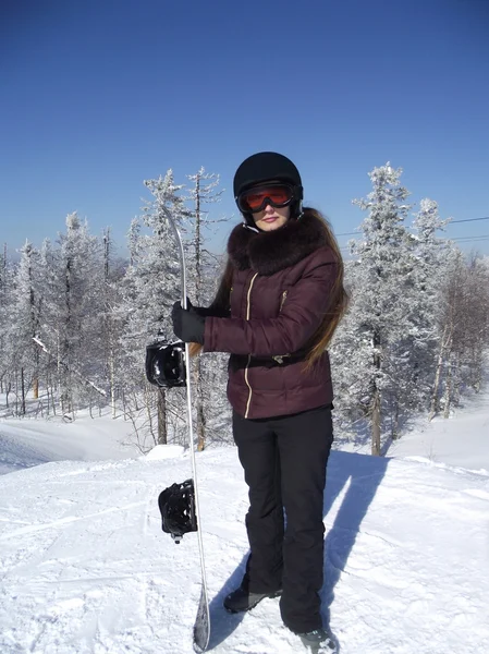 Красива дівчина зі сноубордом — стокове фото