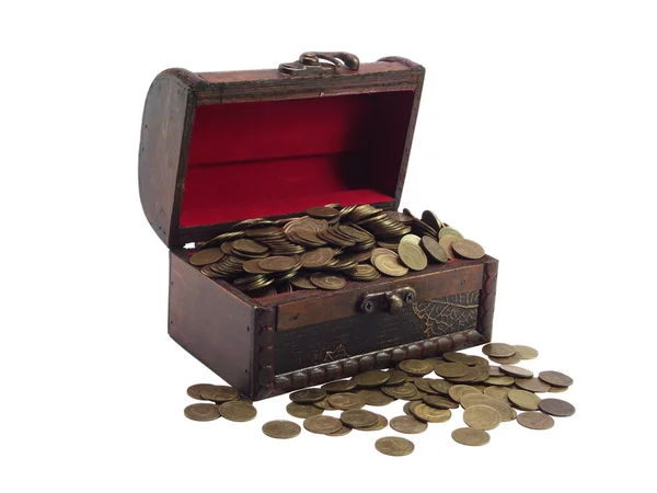 O peito de madeira antiquário com moedas — Fotografia de Stock