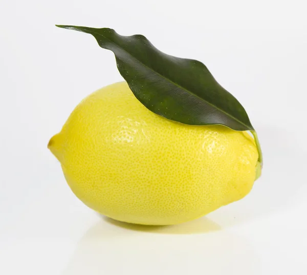 Лимон с зеленым листом — стоковое фото