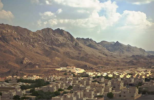 Villaggio in Medio Oriente vicino alle montagne il giorno nuvoloso — Foto Stock