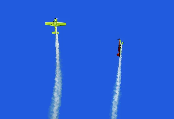 Dos aviones volando sobre el fondo azul del cielo — Foto de Stock