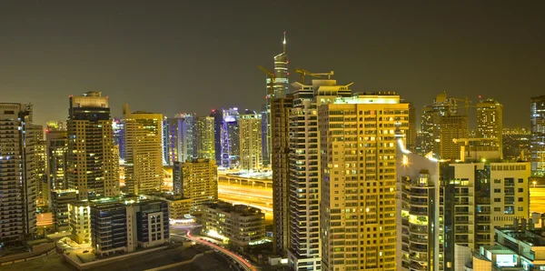 Городской пейзаж ночью. Дубай — стоковое фото