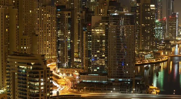 Stad scape op moment van de nacht. Dubai — Stockfoto