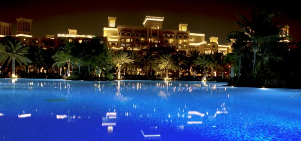 Luksusowy hotel w nocy — Zdjęcie stockowe