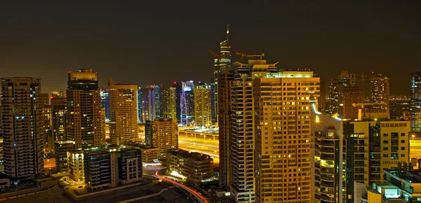 在黑夜时间的城市景观。迪拜 — 图库照片
