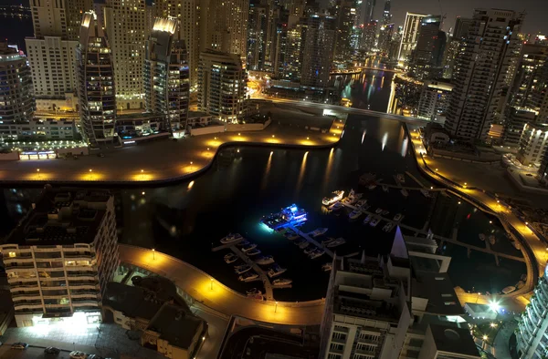 Stad scape op moment van de nacht. Dubai — Stockfoto