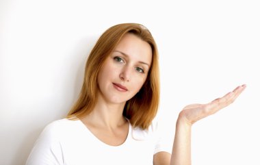 kadın bir şey göstermek