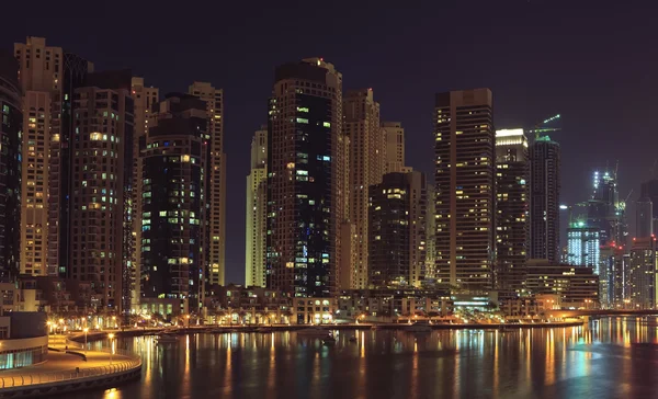 Stad scape op moment van de nacht. panoramisch scène, dubai. — Stockfoto