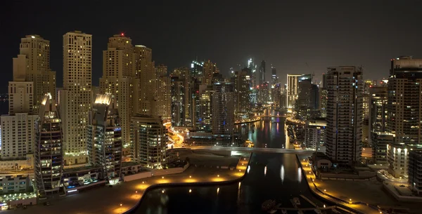 Stad scape nattetid. panoramautsikt över scenen, dubai. — Stockfoto