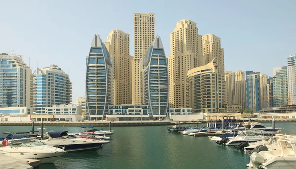 Staden skaftet på sommaren. Dubai marina. — Stockfoto