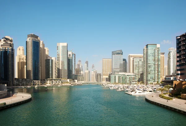 Město stvol na léto. Dubai marina. — Stock fotografie