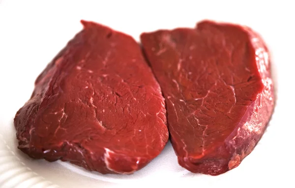 白で 2 つの生の牛肉ステーキ — ストック写真