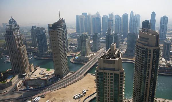 Miasto scape na lato. przystań w Dubaju. — Zdjęcie stockowe