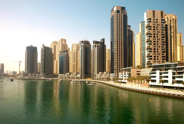Stad scape op zomer. Dubai marina. — Stockfoto