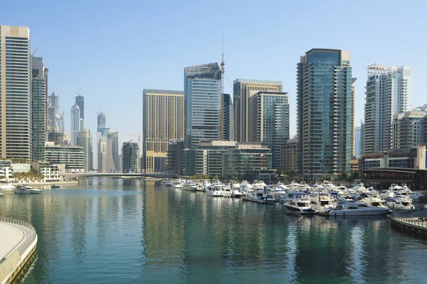 Paisaje urbano en verano. Dubai Marina . — Foto de Stock