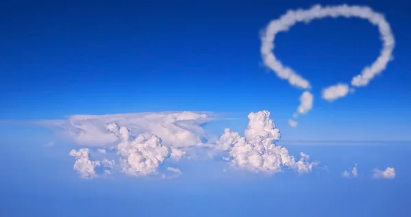 Nublado discurso en el cielo azul — Foto de Stock