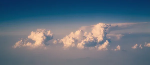 Blauwe lucht met wolken voor zonsondergang — Stockfoto