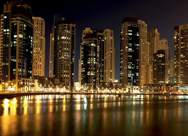 Paisaje urbano por la noche. Escena panorámica, Dubai . — Foto de Stock