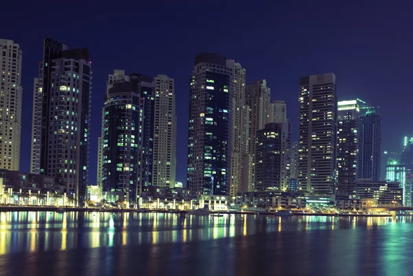 在夜晚，迪拜市 — 图库照片