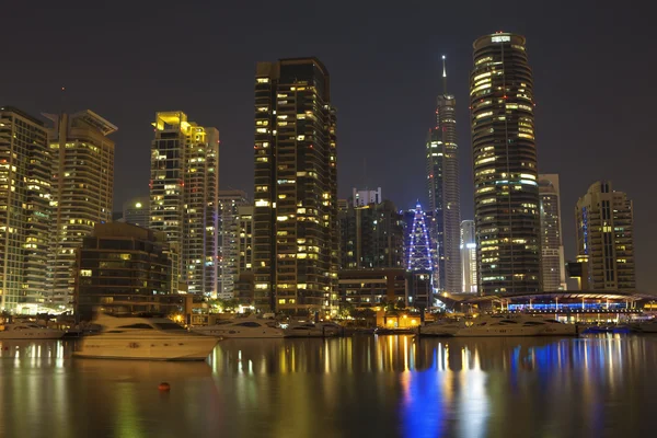 在黑夜时间的城市景观。全景场景迪拜. — 图库照片