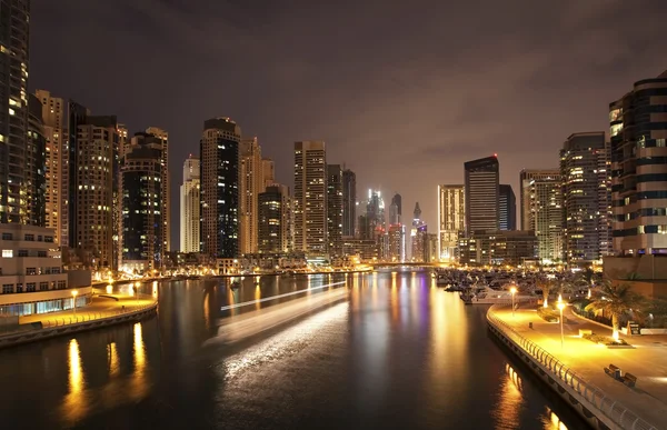 Stad scape op moment van de nacht. panoramisch scène, dubai. — Stockfoto