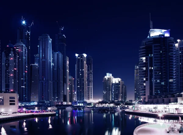 在黑夜时间的城市景观。全景场景迪拜. — 图库照片